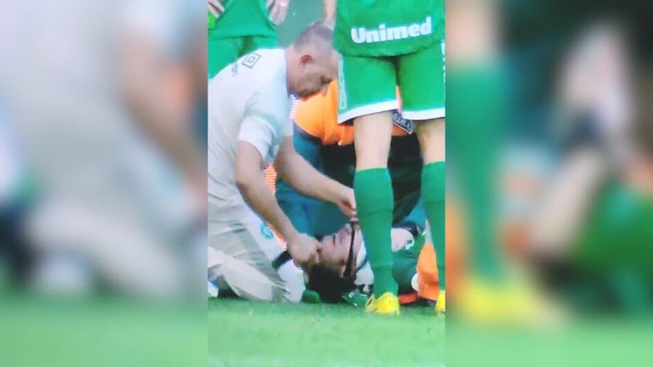 Jogador da Chapecoense bate de cabeça e deixa o campo de ambulância (Foto: Premiere, Reprodução)