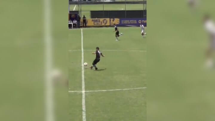 Joia do vasco marca golaço do meio de campo (Foto: Nosso Futebol, Reprodução)