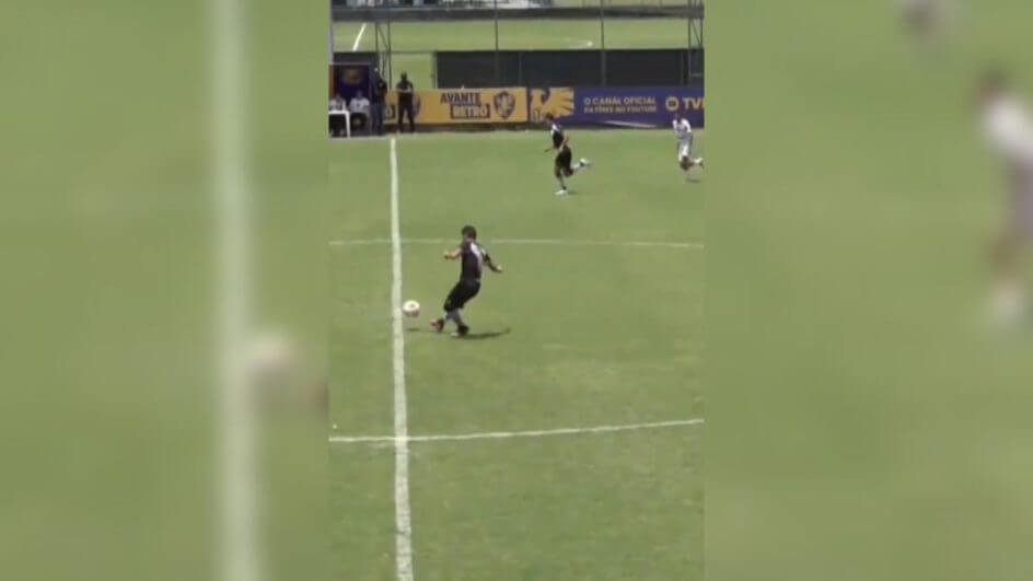 Joia do vasco marca golaço do meio de campo (Foto: Nosso Futebol, Reprodução)