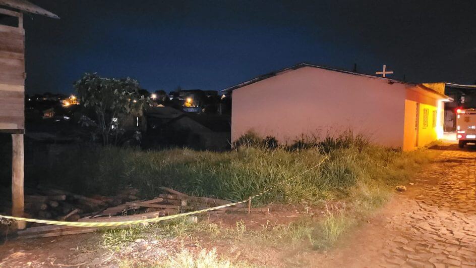 Jovem de 18 anos é encontrado morto atrás de igreja em Chapecó