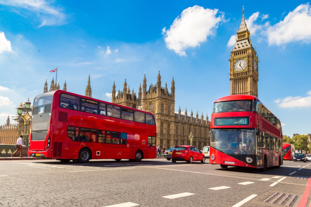 A eficiência do transporte público de Londres facilita a exploração da cidade (Imagem: Sergii Figurnyi | Shutterstock)