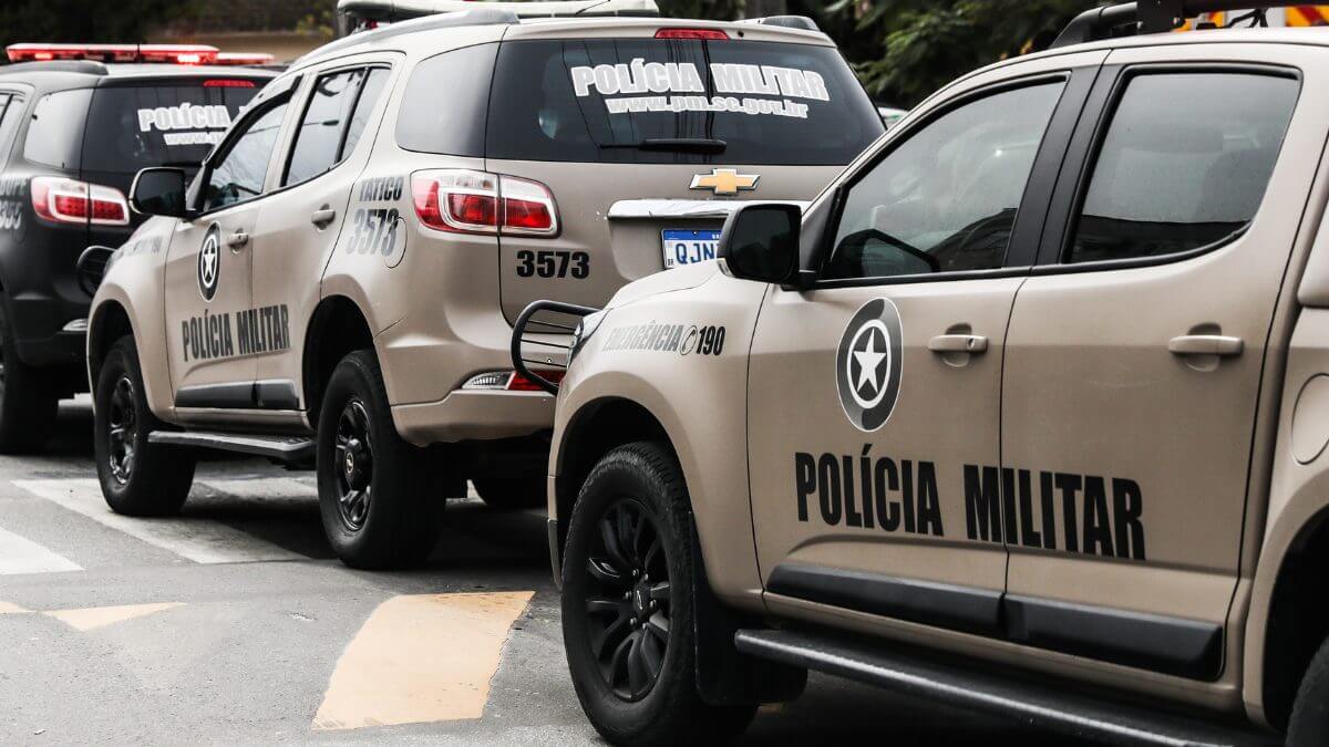 Mãe em surto psicótico leva filha de 9 anos para realizar furto de carros na Grande Florianópolis