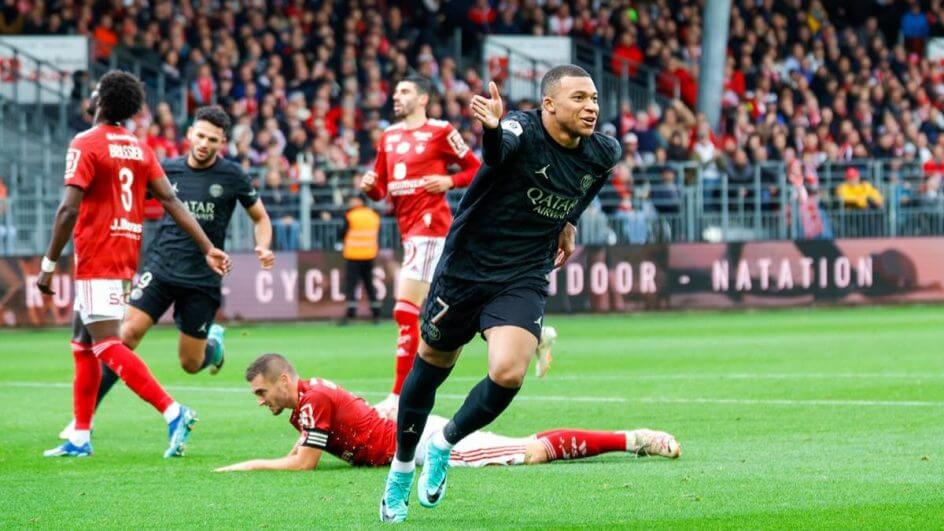 Mbappé comemora gol pelo PSG (Foto: C. Gavelle, PSG)