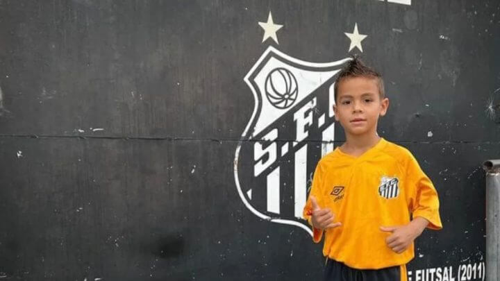 Meia Trocada é sucesso nas redes sociais e foi convidado para um período de trieinos no futsal do Santos (Foto: @meia_trocada73, Twitter, Reprodução)