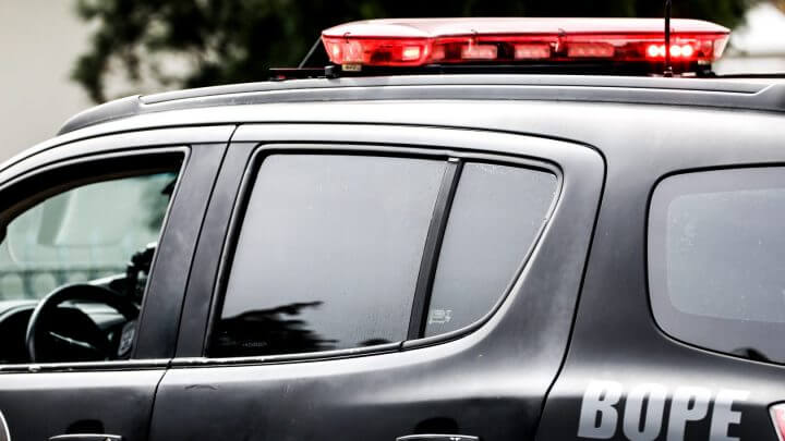Mulher é assaltada enquanto limpa carro e suspeitos levam até pássaros em Criciúma