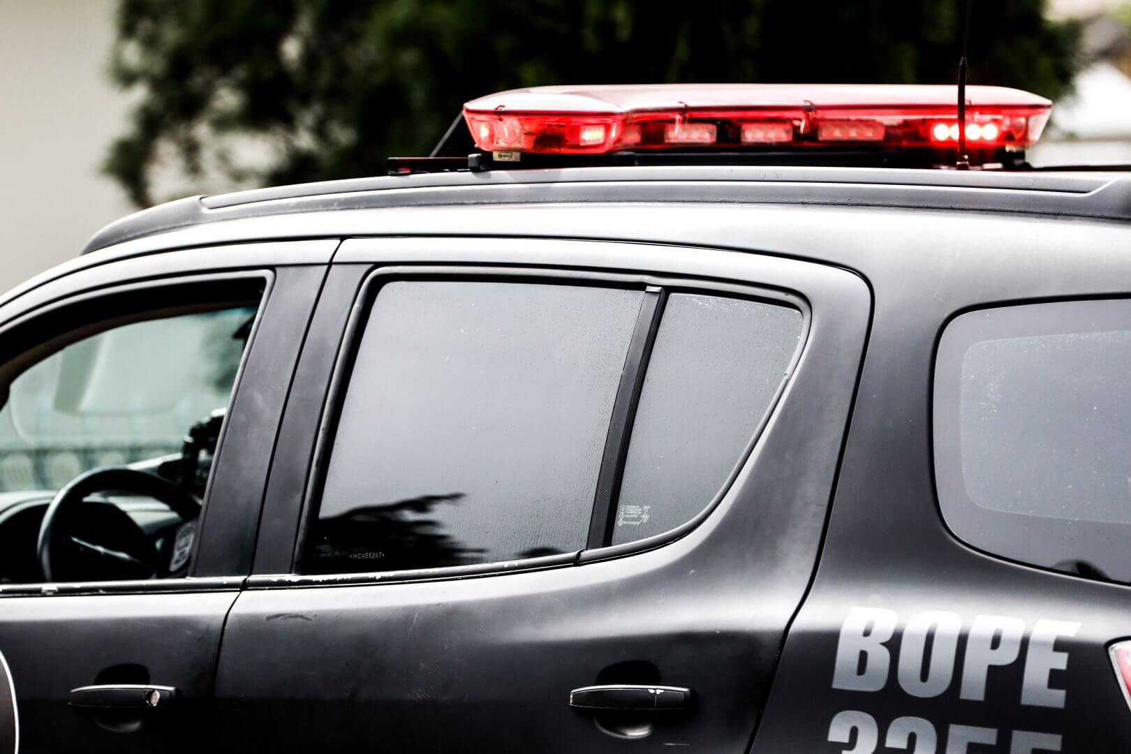 Mulher é assaltada enquanto limpa carro e suspeitos levam até pássaros em Criciúma
