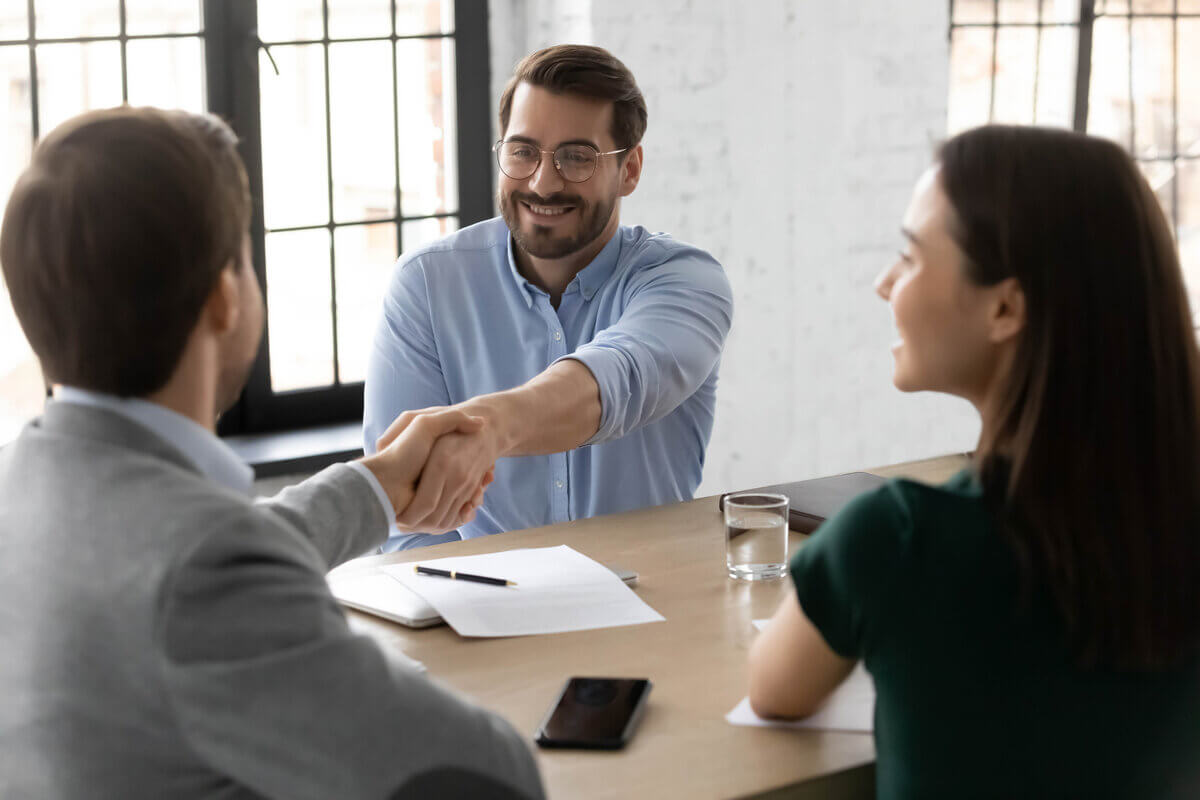 Compreender o perfil dos clientes aumenta as vendas e o sucesso dos negócios (Imagem: fizkes | Shutterstock)
