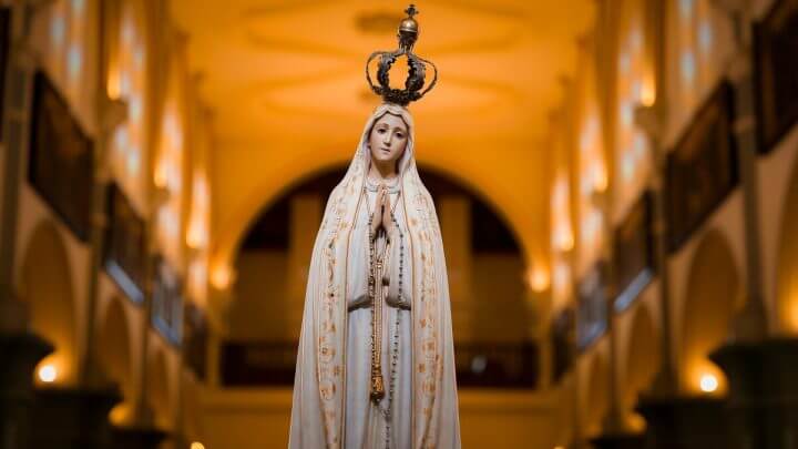 Estátua de Nossa Senhora em uma igreja