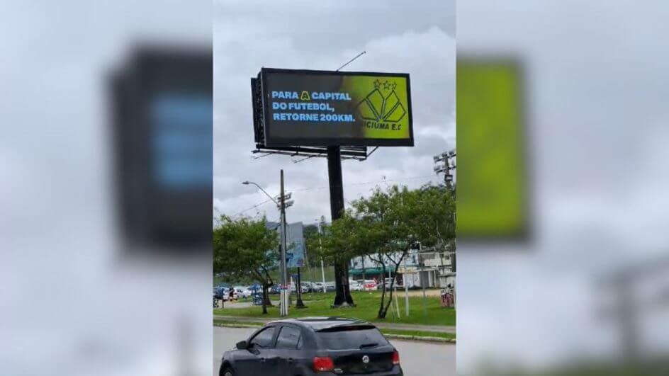 Outdoor de torcedores do Criciúma cutucando Avaí e Figueirense (Foto: Reprodução)