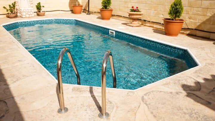 Criança de 1 ano cai em piscina, se afoga e morre em hospital em SC