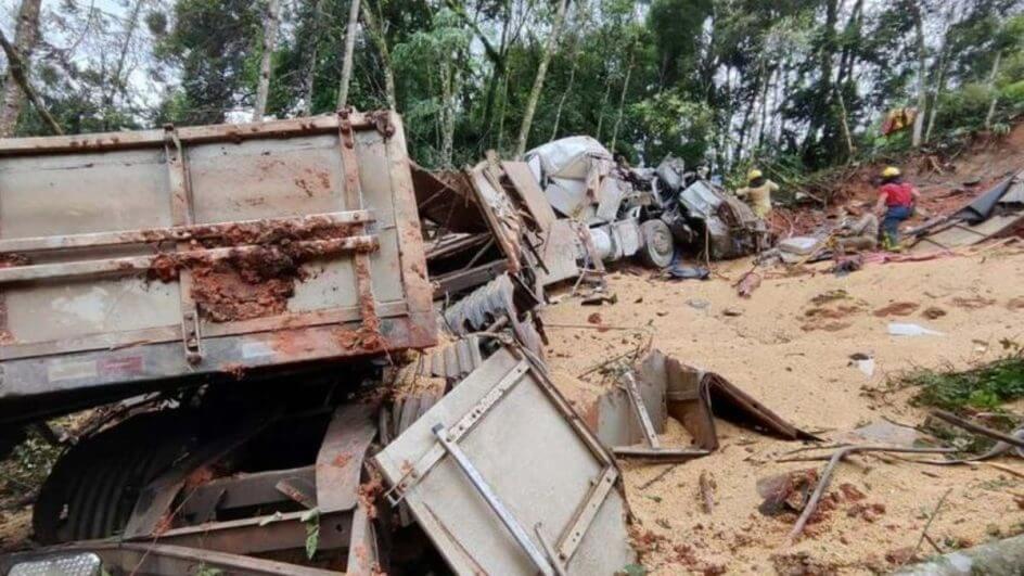 Pai, mãe e filha de SC morrem em grave acidente no PR