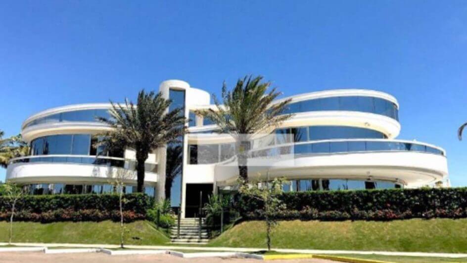 Mansão à venda por R$ 37 milhões em praia badalada de Florianópolis chama atenção pelo luxo