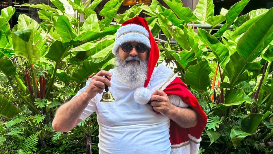 Papai Noel no estilo tropical chega dia 15 no MULTI Open Shopping. crédito Mariana Rotter
