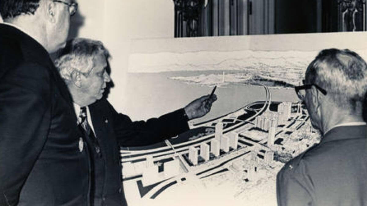 Ex-governador Colombo Machado Salles discutiu o projeto de uma ponte de ligação entre Ilha e Continente, no Palácio do Governo em Florianópolis (Foto: Arquivo Público do Estado de Santa Catarina)