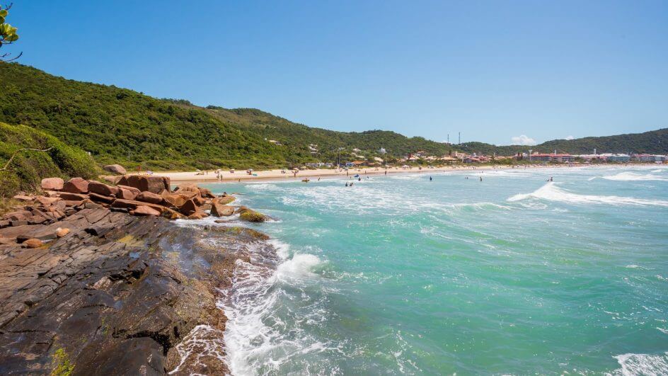 A trilha entre duas badaladas praias de Florianópolis e o cenário "secreto" no caminho