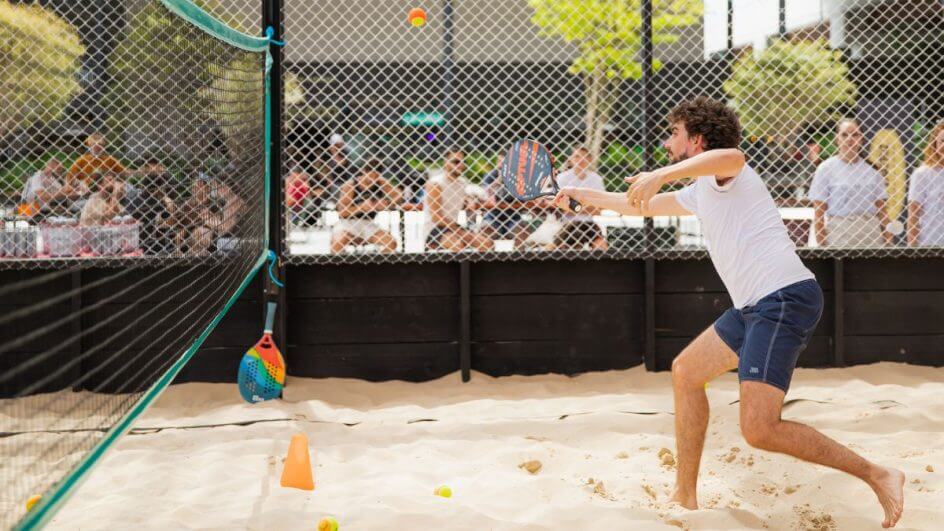 Quadra de Beach Tennis no Aeroporto Internacional Hercílio Luz, em Florianópolis (Foto: Divulgação)