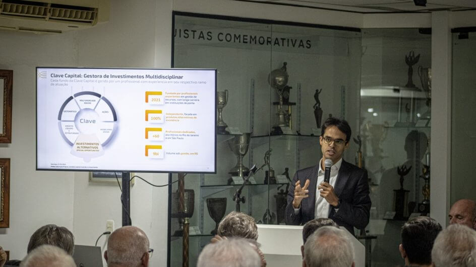 Eduardo Médicis, gestor do Fundo Clave Capital, em reunião do conselho deliberativo do Figueirense