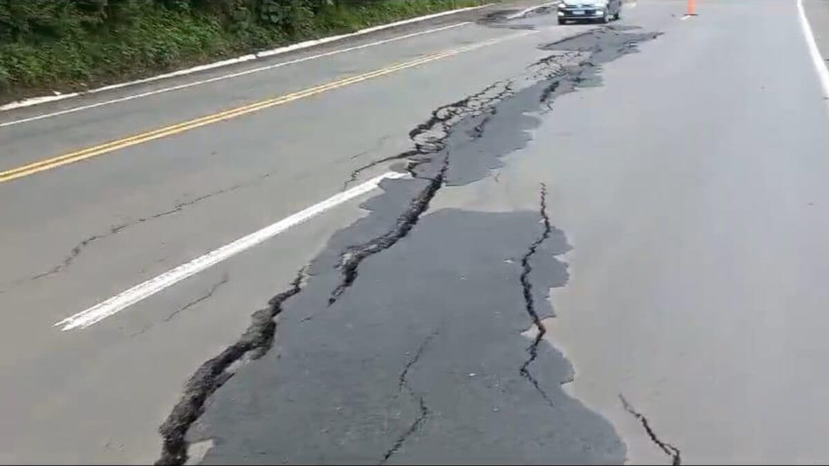  Risco de colapso causa interdição de rodovia do Oeste de SC 