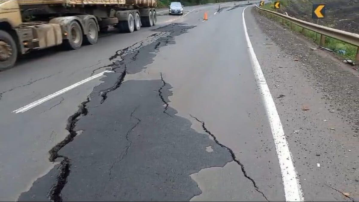  Risco de colapso causa interdição de rodovia do Oeste de SC 
