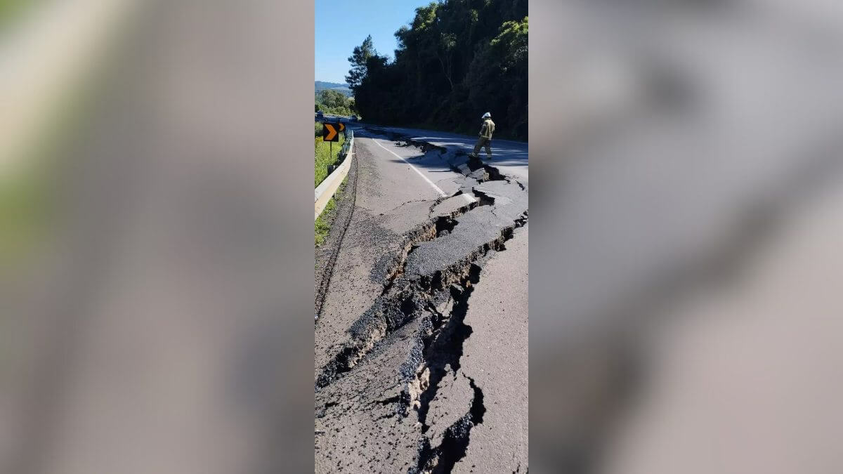  Risco de colapso causa interdição de rodovia do Oeste de SC 