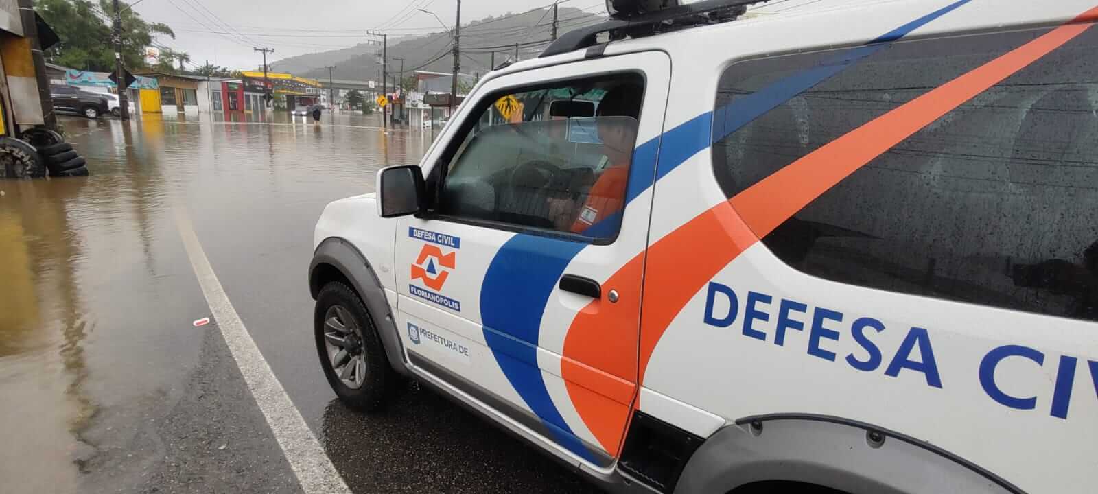 Ruas amanheceram alagadas em vários pontos da Capital (Foto Juan Todescatt, NSC TV)