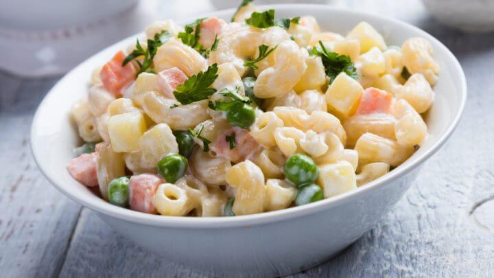 Salada de macarrão com legumes e molho de maionese