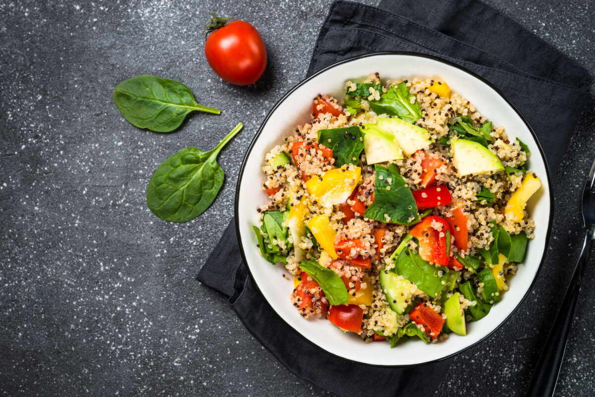 Salada de quinoa e espinafre (Imagem: nadianb | Shutterstock)