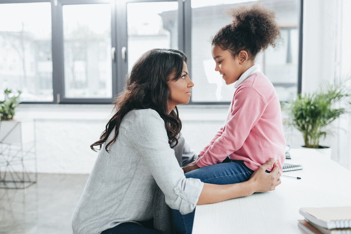 Trabalhar o desenvolvimento emocional na infância é a base para formar adultos equilibrados (Imagem: LightField Studios | Shutterstock)