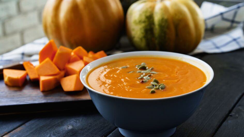 Sopa de abóbora em tigela