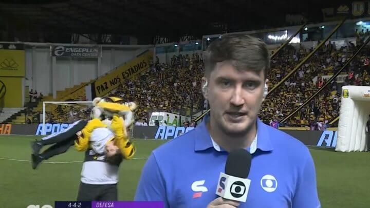Tigrão rouba a cena durante a transmissão do jogo entre Criciúma x ABC (Foto: Sportv/Reprodução)
