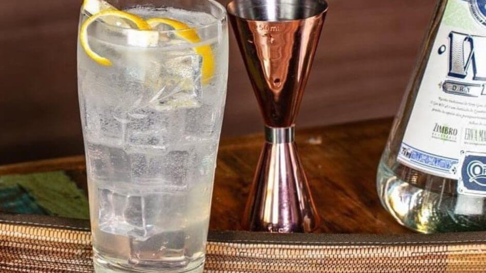 Copo de vidro com drink Tom Collins