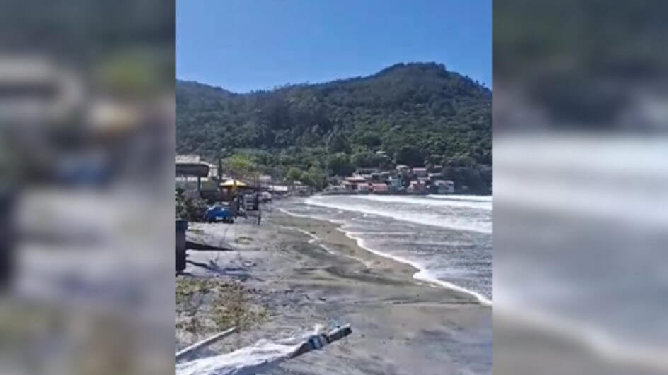 VÍDEO Ciclone deixa mar grosso e água invade praias em Florianópolis