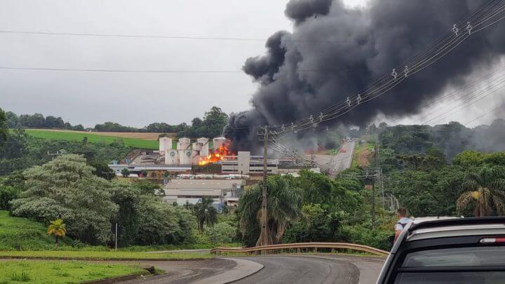 VÍDEO Incêndio em depósito de combustíveis causa explosões e interdita rodovia em Chapecó