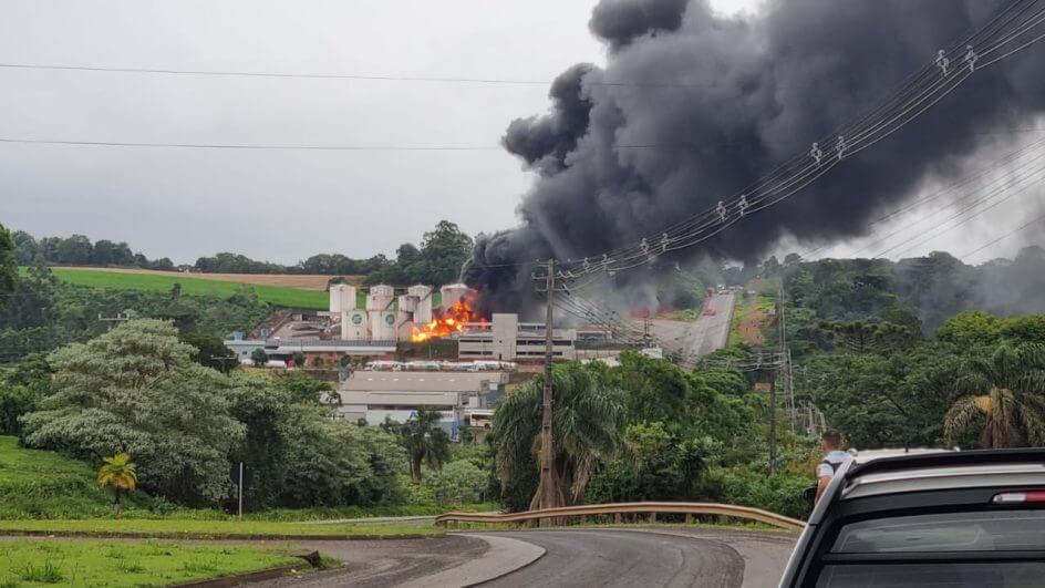 VÍDEO Incêndio em depósito de combustíveis causa explosões e interdita rodovia em Chapecó