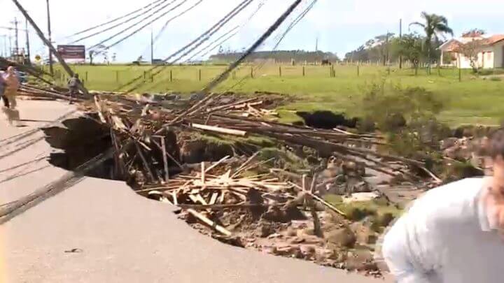 VÍDEO Poste de luz desaba e quase atinge repórter da NSC durante gravação em SC