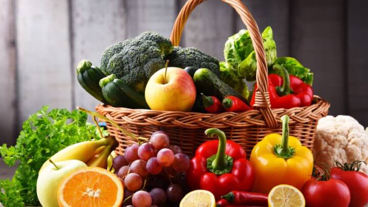 Composição com vegetais e frutas orgânicas variadas dentro de uma cesta