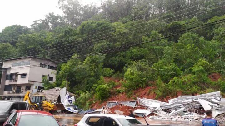 Vídeo flagra momento que deslizamento de terra destrói revenda de carros em SC