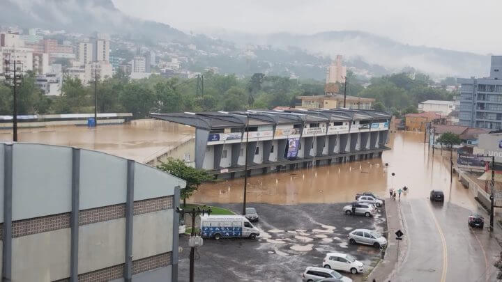 O gramado e toda parte térrea do Estádio Municipal Alfredo João Krieck tomados pelas águas das chuvas (Foto: Jari Silva)