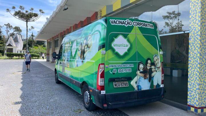UFSC faz ação de vacinação contra Covid-19 em meio a alta de casos no Estado