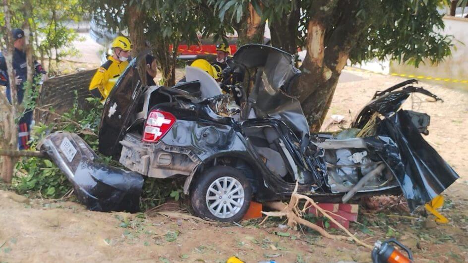 Jovem morre após perder o controle do carro e bater contra árvore em rodovia de SC