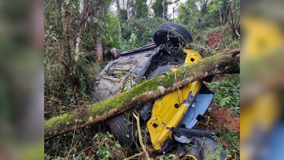 Motorista é encontrado morto após ser ejetado de carro em grave acidente em Rancho Queimado