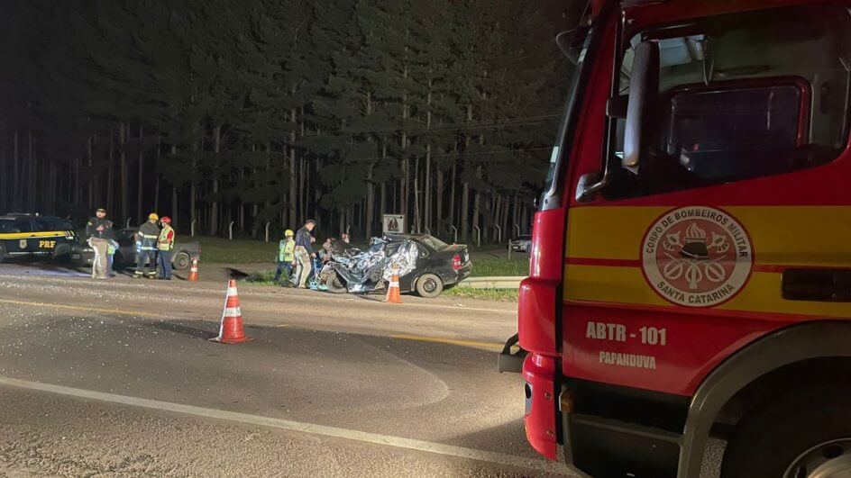 Motorista morre e carro fica destruído após bater contra caminhão em SC