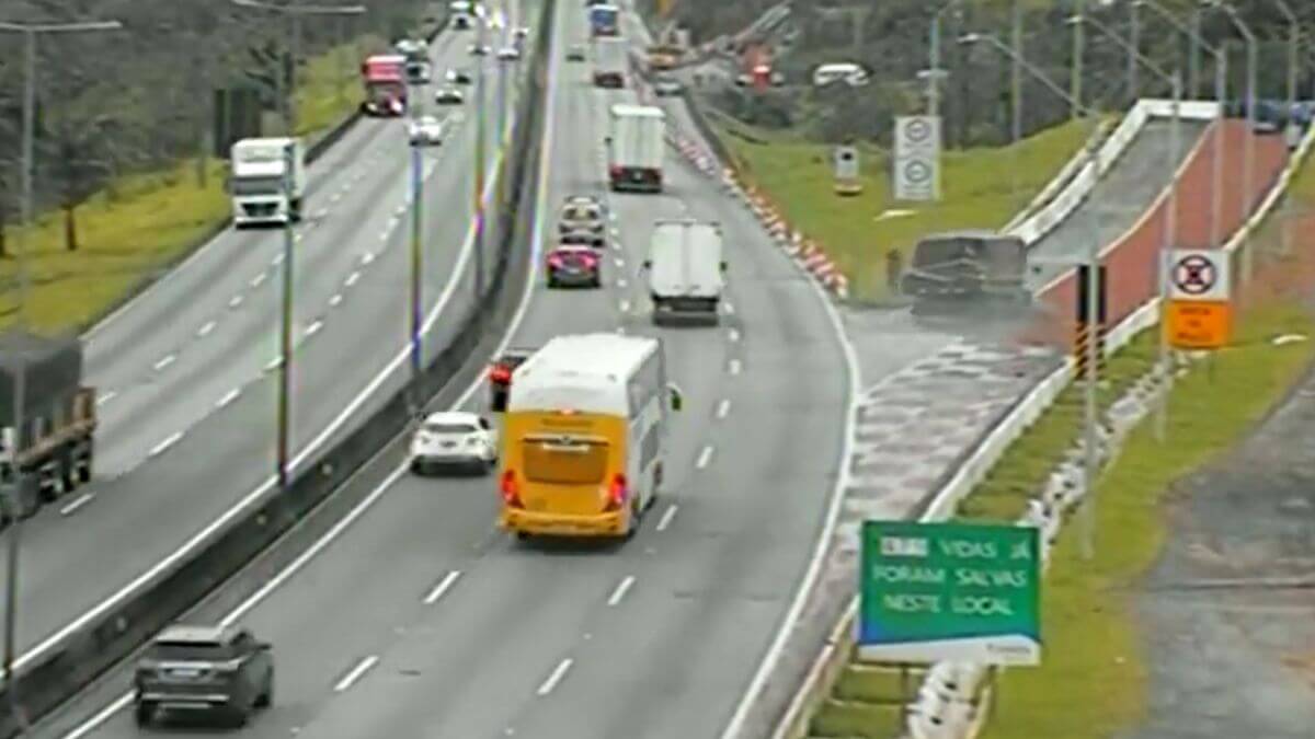 VÍDEO: Caminhão com carga de 14 toneladas perde freios e usa área de escape entre SC e PR