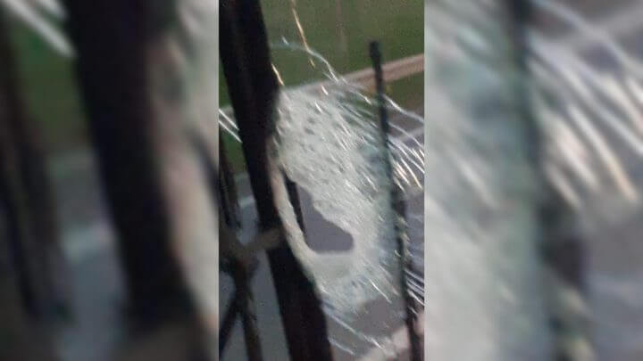 Vidro quebrado do ônibus da torcida do Hercílio Luz (Foto: redes sociais)