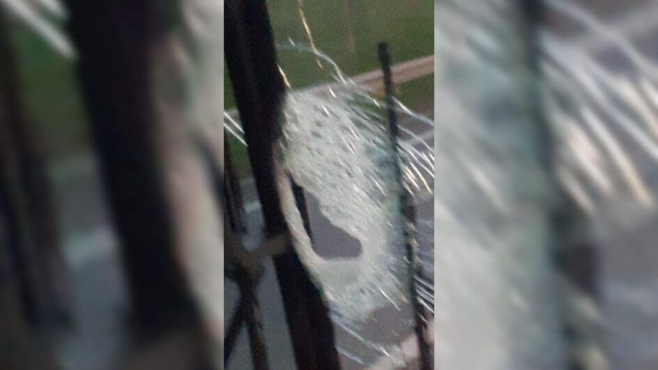 Vidro quebrado do ônibus da torcida do Hercílio Luz (Foto: redes sociais)