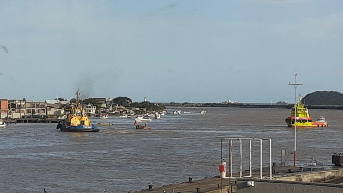 Barco com quatro tripulantes sofre acidente e fecha canal de acesso de dois portos de SC
