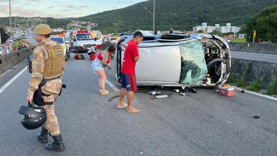 Cinco pessoas ficam feridas após carro capotar em rodovia de Florianópolis