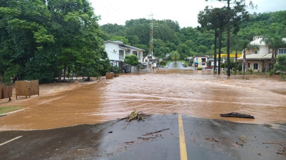 Forte chuva deixou cidades de SC embaixo d'água