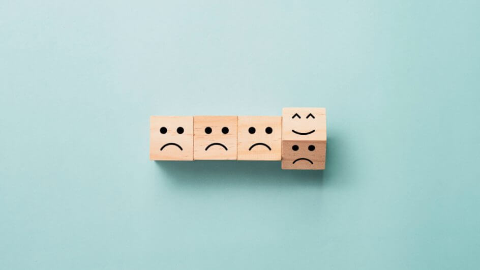 Dados de madeira com emoções