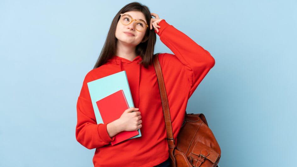 Mulher vestindo blusa vermelha e usando óculos olhando para o alto e com a mão na cabeça